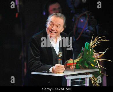 Prague, République tchèque. 28 Nov, 2009. Karel Gott byl vyhlasen Zpevakem slavnostnim vyhlaseni vysledku na roku 44. rocniku hudebni ankety Cesky slavik, ktere se konalo 28. listopadu ve Statni opere Praha. ***PHOTO*** plus populaire chanteuse pop tchèque Karel Gott est mort à 80 ans le Mardi, Octobre 1, 2019, avant minuit à la maison dans son cercle de famille, à Prague, en République tchèque, la porte-parole de son Stolzova a dit le 2 octobre 2019. Banque D'Images