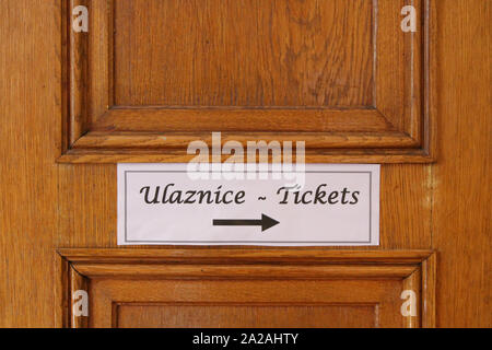 Porte en bois avec panneaux indiquant le bureau d'achat des billets, le Musée Nikola Tesla, Belgrade, Serbie. Banque D'Images