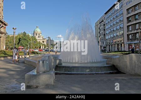 La place Nikola Pasic avec la Chambre de l'Assemblée nationale de la République de Serbie (la chambre du parlement) en arrière-plan, Belgrade, Serbie. Banque D'Images