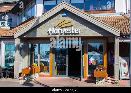 18 septembre 2019 Le restaurant Harvester dans le complexe commercial très fréquenté entourant la marina à Port Solent dans le Hampshire en Angleterre Banque D'Images