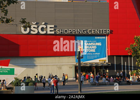 USCE Shopping Centre Bulevar Mihajla Pupina Street, New Belgrade, Serbie. Banque D'Images