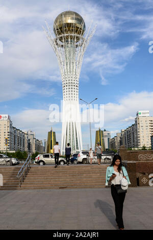 Tour Bayterek dans Nur-Sultan, au Kazakhstan. Banque D'Images