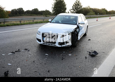 Le Tessin, l'Allemagne. 09Th Oct, 2019. Une voiture accidentée est garé après une collision par l'arrière sur l'autoroute A20 près de Tessin. L'accident a été causé par l'un des deux s'est échappé du cirque des zèbres. Le zèbre avait quitté le cirque au Tessin avec un autre membre d'zèbre dans la nuit. Un des animaux a provoqué un accident survenu au cours du voyage de l'autoroute. Crédit : Bernd Wüstneck/dpa-Zentralbild/dpa/Alamy Live News Banque D'Images