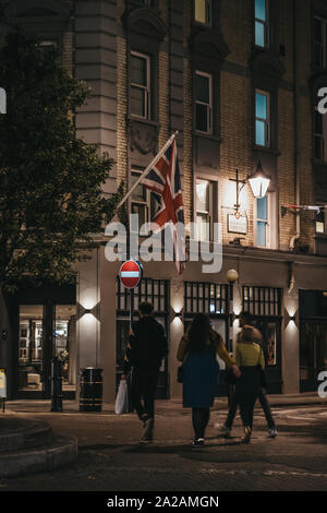 Londres, Royaume-Uni - 31 août 2019 : Union Jack flag sur un bâtiment à Seven Dials, Covent Garden, les personnes qui s'y passé la nuit. Covent Garden est Banque D'Images