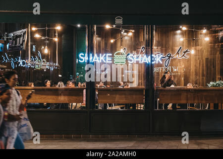 Londres, Royaume-Uni - 31 août 2019 - vue par la fenêtre des gens dans Shake Shack restaurant à Covent Garden, l'un des sites touristiques les plus populaires Banque D'Images