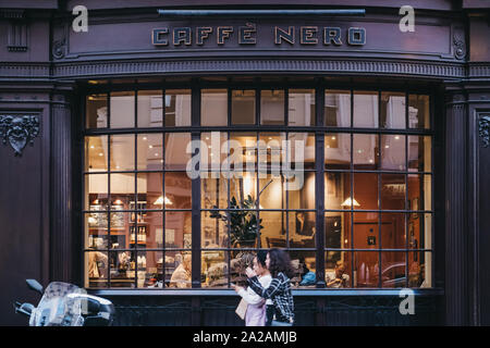 Londres, Royaume-Uni - 31 août 2019 : Façade de Cafe Nero, un café de style européen de la marque basée à Londres, en Angleterre, les gens marcher par, mo Banque D'Images