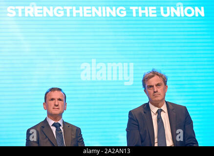 Secrétaire gallois Alun Cairns (à gauche) et le secrétaire d'Irlande du Nord, Julian Smith sur scène lors de la conférence du parti conservateur à Manchester le Centre de Convention. Banque D'Images