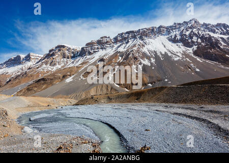 Dans la rivière Spiti Spiti Valley en Himalaya Banque D'Images