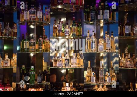 Berlin, Allemagne. 19 Sep, 2019. Diverses boissons alcoolisées peuvent être vus dans un bar. Credit : Jörg Carstensen/dpa/Alamy Live News Banque D'Images