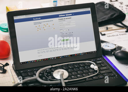 Athènes, Grèce. 18 septembre, 2019. Médias sociaux Facebook sur l'écran de l'ordinateur, les médecins d'arrière-plan de bureau Banque D'Images