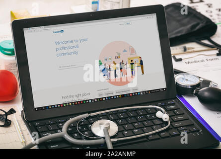 Athènes, Grèce. 18 septembre, 2019. Linkedin sur l'écran de l'ordinateur, les médecins d'arrière-plan de bureau Banque D'Images