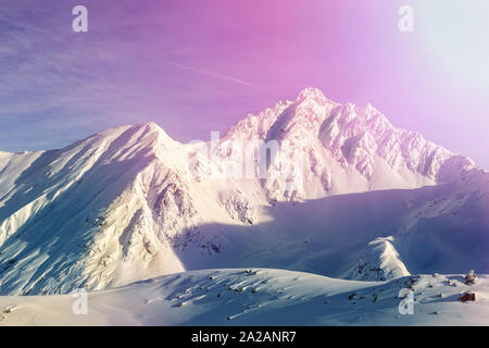 Rose à pourpre pittoresque spectaculaire lever du soleil dans les Alpes autrichiennes des pics de montagne couverte de neige en hiver . Ciel clair idyllique sur l'arrière-plan. Natural Banque D'Images