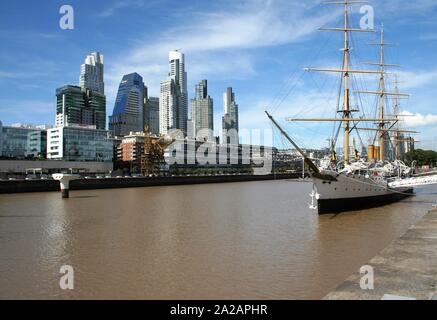 Puerto Madero de Buenos Aires. Navire de la marine argentine Fragata Sarmiento le long du rio de la Plata avec Puerto Madero gratte-ciel en arrière-plan. Banque D'Images