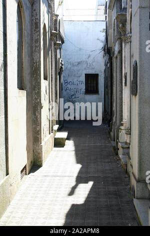 Cimetière de la Recoleta, Buenos Aires. L'écriture désobligeants sur un mur dans le cimetière de Recoleta expatriés invitant à rentrer à la maison. Banque D'Images