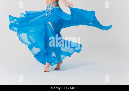 Portrait de danseuse du ventre fille en bleu. isolated on white Banque D'Images