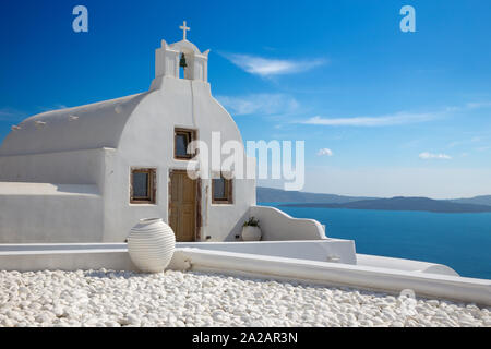 Santorin - l'apparence de petite église blanche dans la partie ouest d'Oia sur la caldeira. Banque D'Images