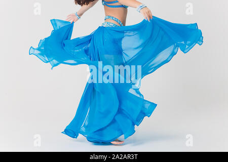 Portrait de danseuse du ventre fille en bleu. isolated on white Banque D'Images