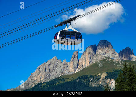 Alba-Col téléphérique dei Rossi, l'Italien Dolomites autour de Canazei, Sud Tyrol, Alpes italiennes, l'Italie, Sassolungo peaks derrière Banque D'Images