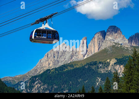 Alba-Col téléphérique dei Rossi, l'Italien Dolomites autour de Canazei, Sud Tyrol, Alpes italiennes, l'Italie, Sassolungo peaks derrière Banque D'Images