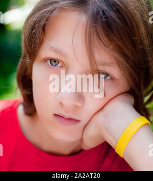 Portrait d'un garçon avec les cheveux bruns à la recherche. Banque D'Images