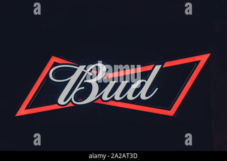 Ufa, Russie, 24 Septembre, 2019 : LA BIÈRE BUDWEISER BUD logo marque sign - présentoir allée à magasin Target Banque D'Images