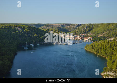 Bateaux à voile sur la rivière Krka à Skradin, Croatie Banque D'Images