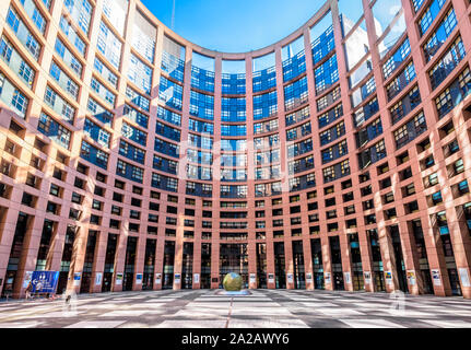 Vue générale de la cour ovale à l'intérieur de la tour circulaire du bâtiment Louise Weiss, siège du Parlement européen à Strasbourg, France. Banque D'Images