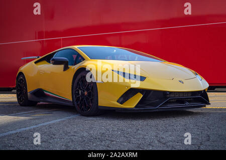 MONTMELO, ESPAGNE-28 septembre 2019 : Lamborghini LP 640-4 performante à l'ouragan dans les rues de la ville, Banque D'Images