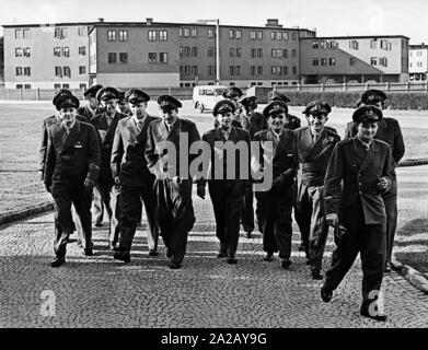 Après le rétablissement de la Bundeswehr, la formation du premier pilote allemand a eu lieu sur les terrains d'aviation des alliés. Ici un groupe d'officiers allemands sur le terrain de la base aérienne américaine Fuerstenfeldbruck. Banque D'Images