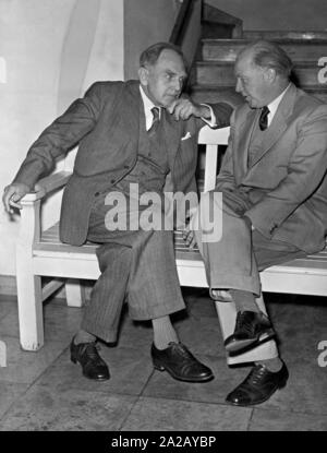 Les deux prix Nobel allemand, Otto Hahn (Prix Nobel de chimie en 1944, à gauche) et Werner Heisenberg (Prix Nobel de physique en 1932, à droite) avoir une conversation. Banque D'Images