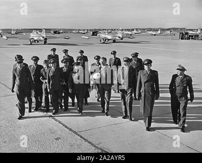 Les officiers de l'Armée de l'air allemande en compagnie d'officiers de l'Armée de l'air américaine sur l'aérodrome Fuerstenfeldbruck. Dans l'arrière-plan, les avions T33 de l'US Air Force. Banque D'Images