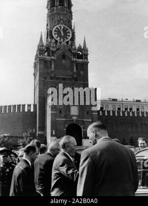 Le chancelier Konrad Adenauer (2e à partir de la droite) sur une visite d'état de Moscou. Sur la photo : Adenauer en face du Kremlin. Banque D'Images