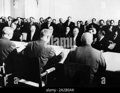 Le chancelier Konrad Adenauer en visite d'état de Moscou. Les chefs des deux états sont à la table des négociations de l'Spiridonow Palais. Banque D'Images