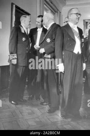 Réception du Nouvel An avec le Président fédéral Theodor Heuss (3e à partir de la gauche, avec la Grande Croix de l'Ordre du Mérite de la République fédérale d'Allemagne), en conversation avec l'ambassadeur soviétique Valerian Alexandrovitch Sorin. Banque D'Images