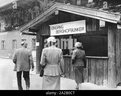 Les touristes au Berghof bunker dans Obersalzberg. Banque D'Images