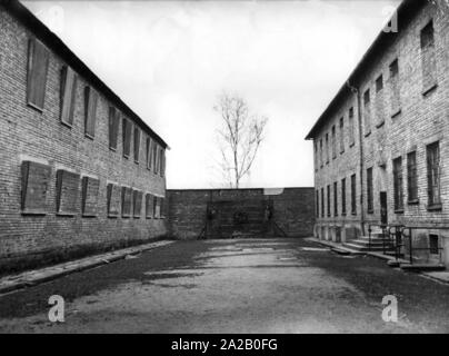 La photo montre une partie de l'ancien camp de concentration d'Auschwitz. La photo est probablement des années soixante-dix. Banque D'Images