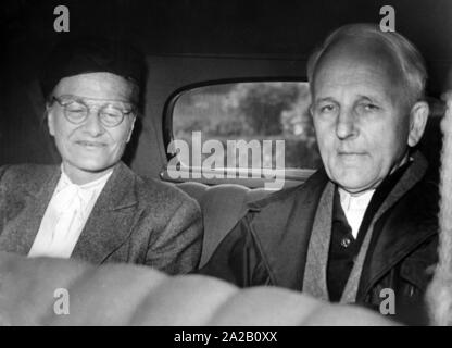 La photo montre l'ancien secrétaire d'État nazi avec son épouse. La photo a été prise peu après sa libération de la prison de Landsberg. Ernst von Weizsaecker a été libéré prématurément en octobre 1950 après avoir passé 3 1/4 ans dans la prison de Landsberg pour crimes contre l'humanité. Banque D'Images