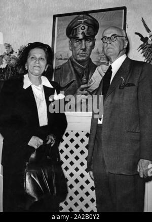 Lucie Maria Rommel, la veuve du maréchal Erwin Rommel, en face d'un portrait de son mari. A côté d'elle, Ludwig Cruwell. Banque D'Images