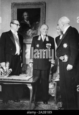 Le premier ambassadeur de l'Union soviétique de l'URSS, Valerian Alexandrovitch Zorin présente le président fédéral allemand Theodor Heuss ses lettres de créance. Banque D'Images