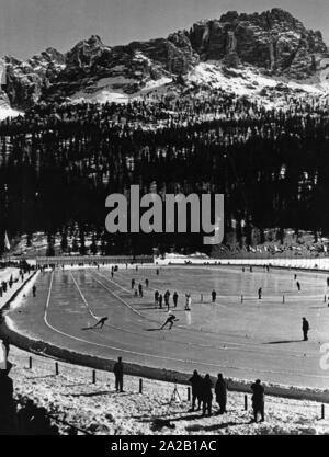 La photo montre les 500 mètres de patinage de vitesse à l'exécution des Jeux Olympiques d'hiver de 1956 à Cortina d'Ampezzo. La course a eu lieu sur le lac gelé de Misurina. Banque D'Images