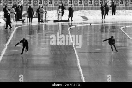 La photo montre un des 500 mètres s'exécute à l'Jeux olympiques d'hiver de 1956 à Cortina d'Ampezzo. Sur la voie de gauche est l'avenir d'or olympique de l'URSS, Yevgeny Grishin. Les courses de patinage de vitesse ont eu lieu sur le lac gelé de Misurina. Banque D'Images