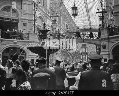 Le grand magasin GUM de Moscou, l'Glavnyi Universalnyi Magazin, en français main magasin universel. De nombreuses personnes font leurs courses dans les différents magasins. Banque D'Images