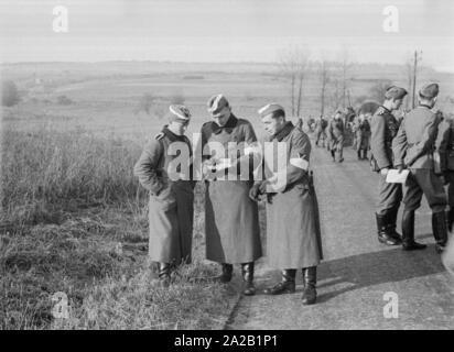 Arbitres de la Wehrmacht avec des brassards blancs pendant un exercice. Banque D'Images