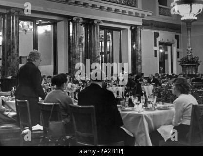 Les clients d'un restaurant dans un hôtel à Moscou. La photo a été faite pendant le séjour d'une délégation de la RDA à Moscou. Photo non datée. Banque D'Images