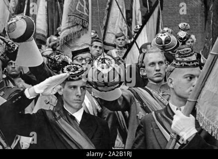 Les membres d'une association de l'étudiant à l'enterrement du Prince Rupprecht de Bavière le 06 août 1955. Copyright : Max Scheler / SZ Photo. Banque D'Images