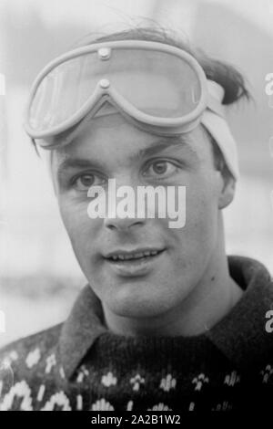 Photo de skieur Anton Engelbert Toni Sailer,' 'qui a été prise lors de la course du Hahnenkamm en 1962. Après son temps en tant qu'athlète, Toni Sailer a fait une carrière de comédienne, chanteuse pop et entraîneur de l'OSV. La course du Hahnenkamm a eu lieu sur le Hahnenkamm de Kitzbühel depuis 1931. Banque D'Images