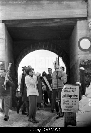 Un ventilateur femelle prend une photo du skieur Toni Sailer. La photo a été prise lors de la course du Hahnenkamm en 1962. Après son temps en tant qu'athlète, Toni Sailer a fait une carrière de comédienne, chanteuse pop et entraîneur de l'OSV. La course du Hahnenkamm avaient eu lieu depuis 1931 sur le Hahnenkamm de Kitzbühel. Banque D'Images