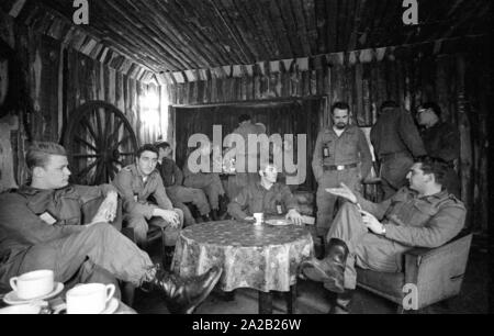 Série de photos prises au cours d'une visite à une unité de la Bundeswehr à Hambourg, qui est équipé avec Hawk antiaériens. Dans l'équipe d'exploitation d'un refuge près de l'écran de lancement dans l'état de préparation. 'Le refuge' Ponderosa est meublé dans le style américain. Bien que le soldat porte gauche bottes en dentelle, la bonne porte des bottes hautes. Photo non datée. Banque D'Images