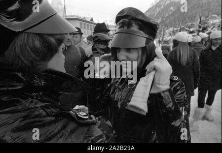 Championnats du Monde de Ski alpin a eu lieu à Val Gardena entre 7.2.1970 et 15.2.1970, et il avait été la seule Coupe du monde jusqu'à présent, les résultats ont été inclus dans la Coupe du Monde de Ski. Au premier plan, deux femmes athlètes français portant des costumes de ski très futuriste et casquettes. Probablement qu'ils portaient ces vêtements uniquement pour la cérémonie d'ouverture. Banque D'Images