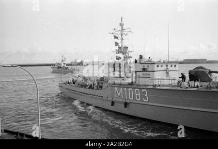 La classe de Lindau destiné au chasseur côtières au cours de l'exercice de la 6. Minensuchgeschwader (6e Escadron des mines) à l'ancre au port de la mer du Nord. Banque D'Images